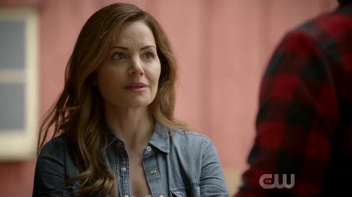 Erica Durance interpreta Lois in Crisi sulle terre infinite Erica Durance in una scena di Crisi sulle terre infinite