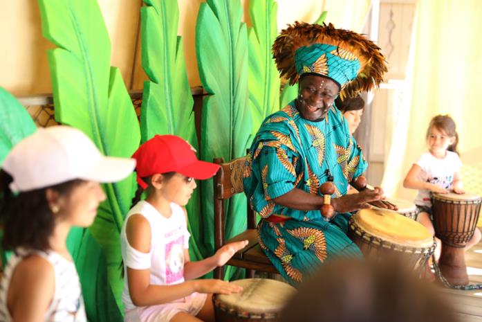 Il Djembe Joy Village con Re Luigi Re Luigi mentre suona il djembe