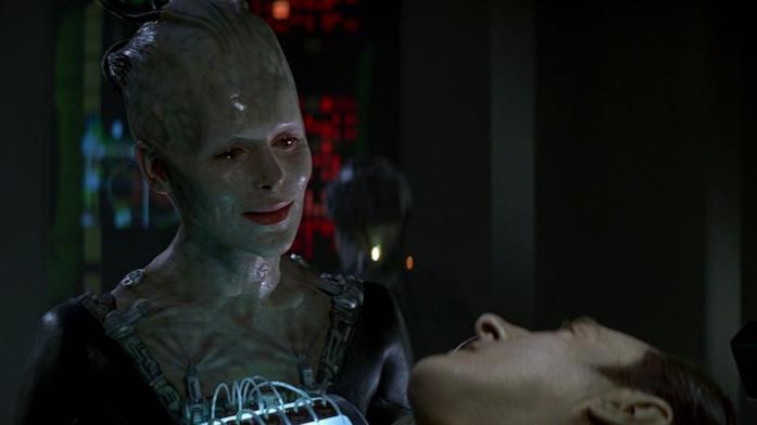 Data alle prese con la Regina Borg Alice Krige e Brent Spiner interpretano la Regina Borg e l'androide Data