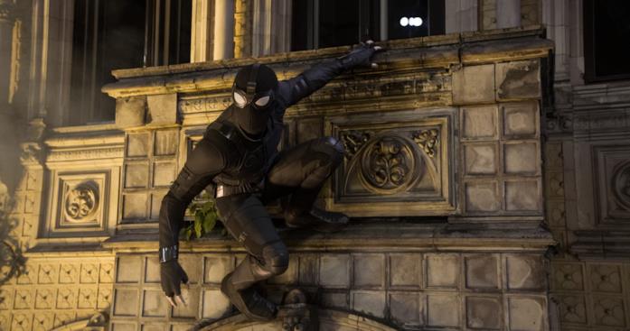 Anche un costume stealth per Peter in Spider-Man: Far From Home Peter con il costume Stealth in una scena di Spider-Man: Far From Home