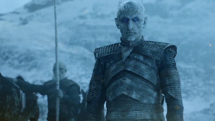 Il Re della Notte osserva intensamente il drago di Daenerys