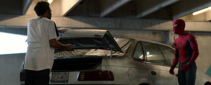 La targa dell'auto di Aaron Davis in Spider-Man: Homecoming è un riferimento a Miles Morales Spider-Man interroga il ladro Aaron Davis in una scena di Spider-Man: Homecoming