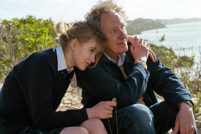Geoffrey Rush (Michael "Mike" Kingley) e Morgana Davies (Madeline) in Storm Boy Michael racconta a Madeline la sua storia
