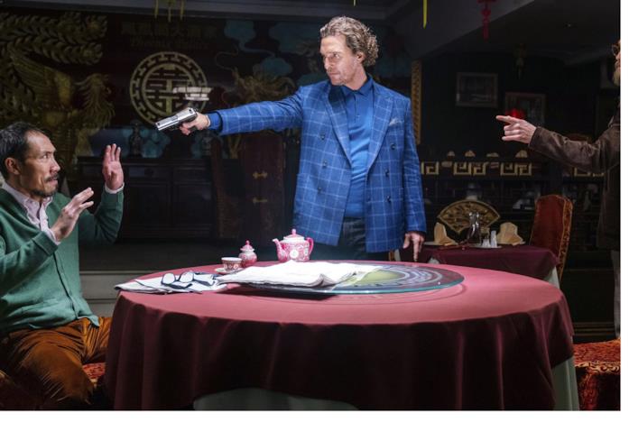 Matthew McConaughey con una pistola in mano