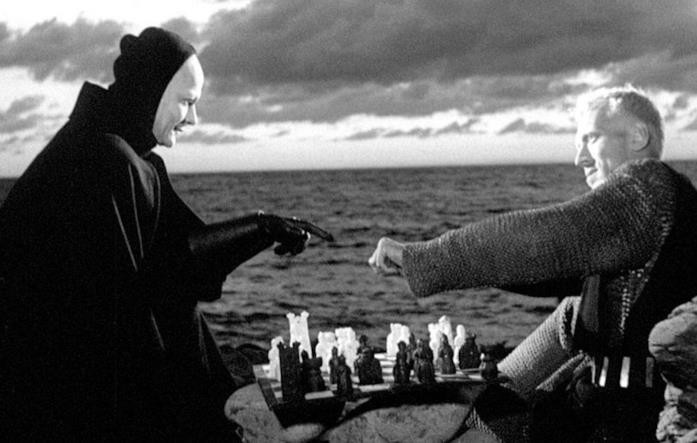 Max von Sydow gioca a scacchi con la Morte nel film Il settimo sigillo A sinistra la Morte e a destra il Cavaliere, mentre giocano a scacchi