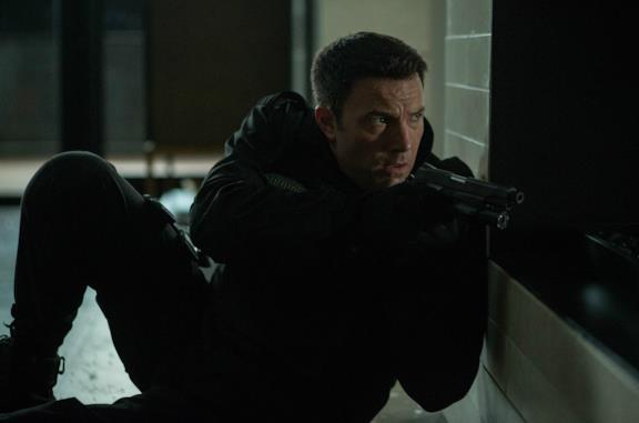 Ben Affleck si prepara a far fuoco in una scena del film
