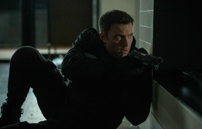 Ben Affleck si prepara a far fuoco in una scena del film