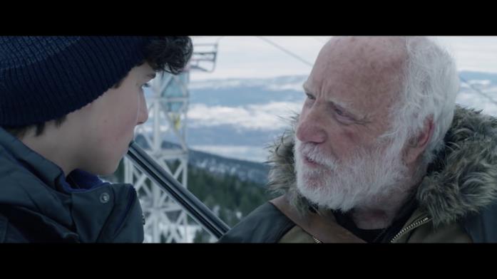 Richard Dreyfuss è Padre in Daughter of the Wolf Padre parla con il figlio della protagonista di Daughter of the Wolf
