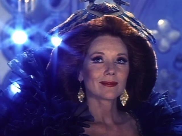 Dame Diana Rigg è la Regina Cattiva di Biancaneve Dame Diana Rigg in Biancaneve (1987)
