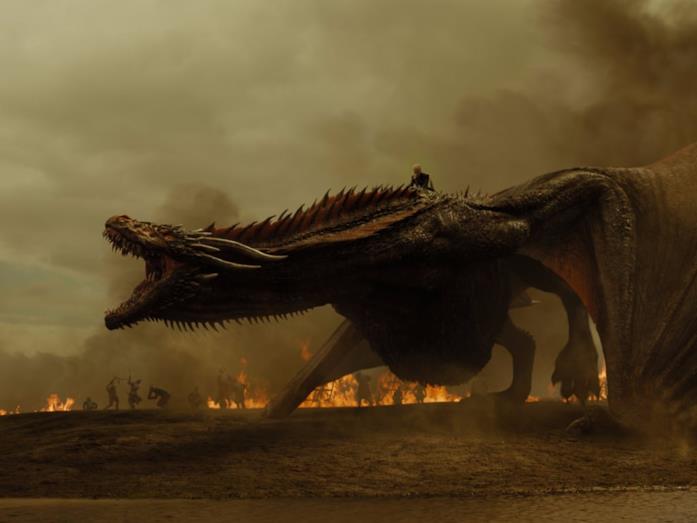 Game of Thrones 8: uno studio svela le cause di morte Emilia Clarke su un drago in Game of Thrones