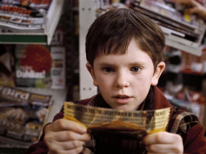 Charlie Bucket trova il biglietto d'oro Charlie Bucket (Freddie Highmore) col biglietto dorato