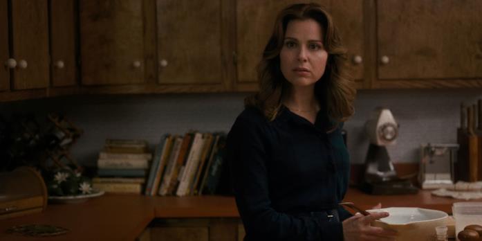 Cara Buono è Karen Wheeler, mamma di Nancy e Mike Cara Buono in Stranger Things 1, in cucina mentre prepara la cena