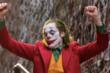 Joaquin Phoenix balla vestito da Joker in una scena del film