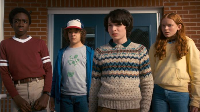 Stranger Things 2 Lucas, Dustin, Mike e Max che osservano qualcosa sconvolti