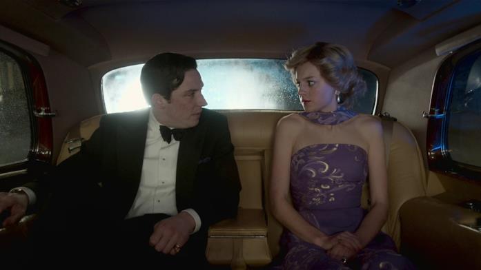Una scena di The Crown con i personaggi di Carlo e Diana Carlo e Diana rappresentati da The Crown in una puntata della quarta stagione