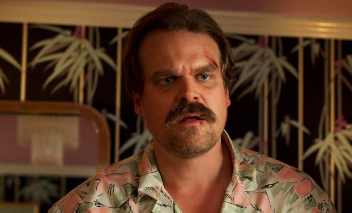 Stranger Things 3: Hopper Stranger Things 3: lo sceriffo Hopper