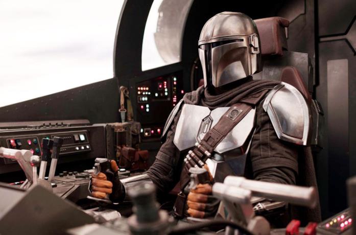 Il protagonista alla guida di un veicolo in The Mandalorian