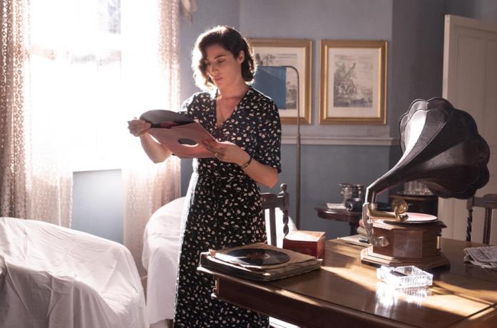 Luisa Ranieri è la protagonista della nuova fiction Lolita Lobosco Luisa Ranieri in una scena de La vita promessa 2