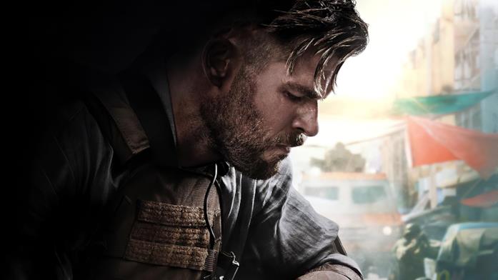 Profilo di Chris Hemsworth accovacciato in una scena di Tyler Rake