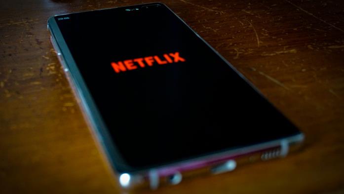 Netflix, l'app per Android consente il download dei contenuti Netflix in esecuzione su uno smartphone Samsung Galaxy