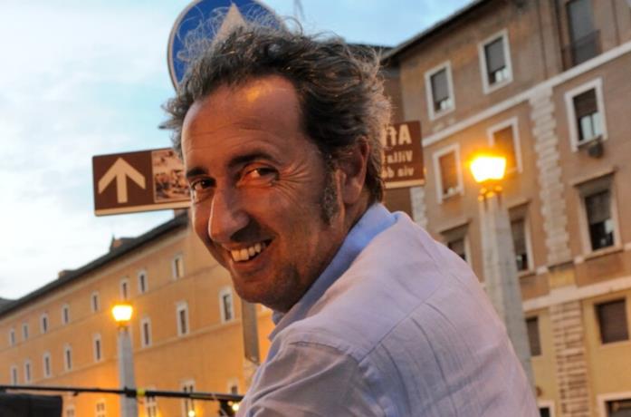 Un primo piano di un sorridente Paolo Sorrentino