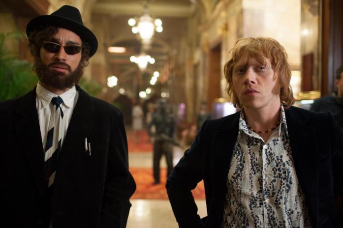 Una scena di Moonwalkers Robert Sheehan e Rupert Grint