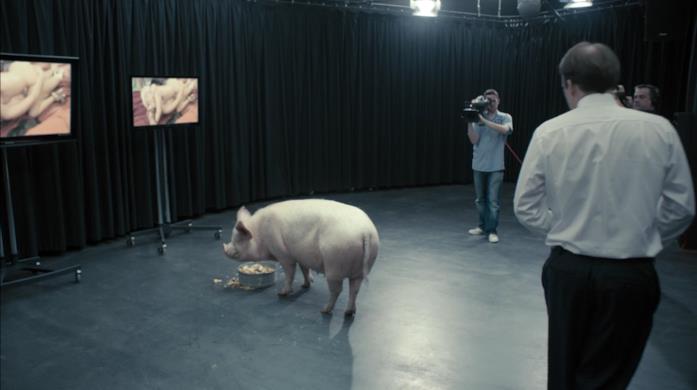 Black Mirror Una scena di Black Mirror - Messaggio al primo ministro, con il maiale