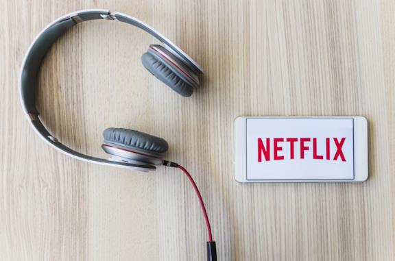 Il logo di Netflix sul display di uno smartphone Android