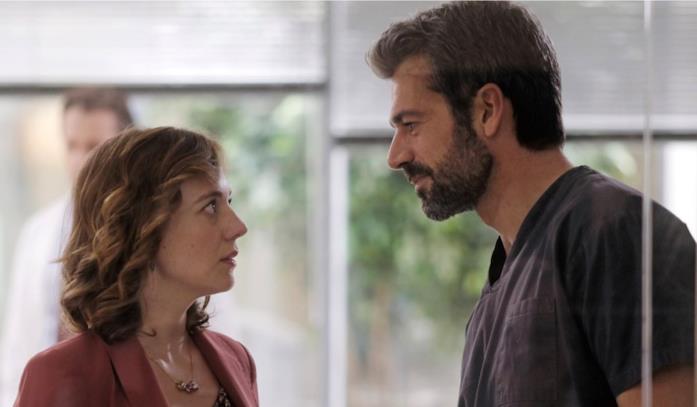 Doc - Nelle tue mani: tutto quello che c'è da sapere sul finale della prima parte Sara Lazzaro e Luca Argentero in una scena di Doc - Nelle tue mani
