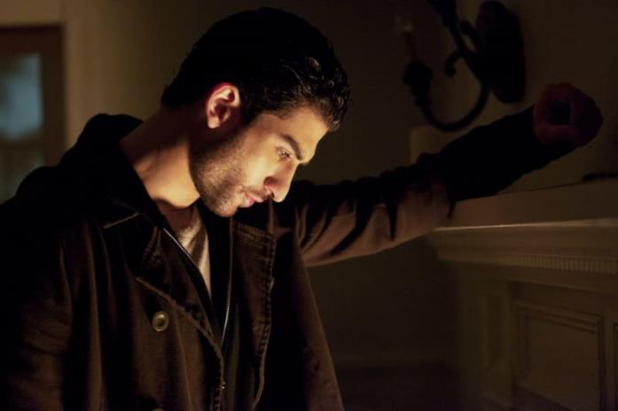 Raffi Barsoumian è il leader dei vaggiatori, Markos in The Vampire Diaries Raffi Barsoumian è Markos nella quinta stagione di The Vampire Diaries