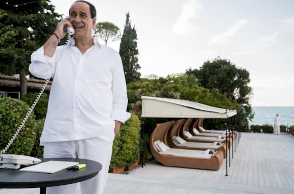 Toni Servillo è Silvio Berlusconi