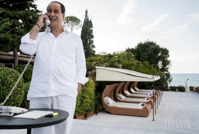 Toni Servillo è Silvio Berlusconi