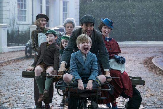 Emily Blunt e Lin-Manuel Miranda in viaggio in bicicletta con i bambini del film