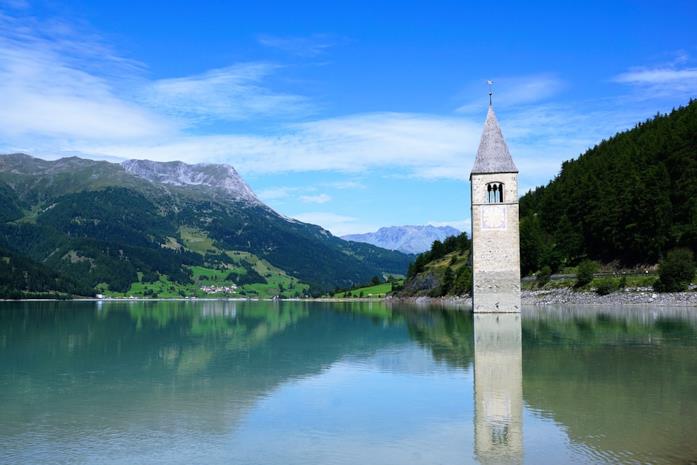 Il campanile del lago di Resia Il lago di Resia e il campanile della chiesa di Santa Caterina