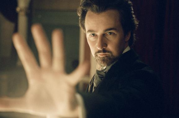 Edward Norton nei panni del prestigiatore Eisenheim