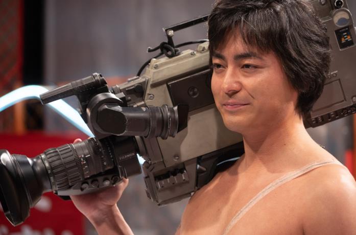 Takayuki Yamada in una scena della serie Il regista nudo