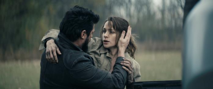 Butcher e Becca in una scena del finale della stagione 2 di The Boys Karl Urban e Shantel VanSanten in una scena di The Boys