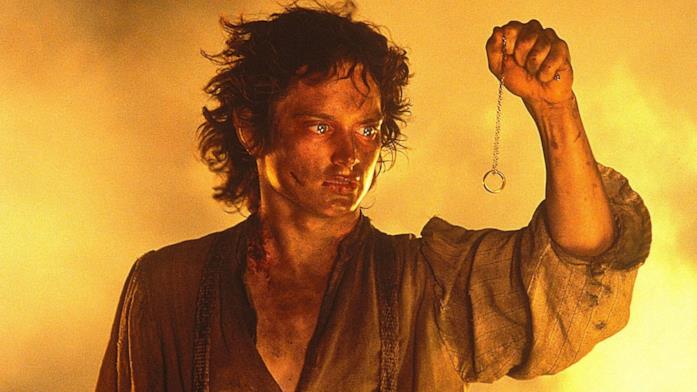 Anello di Sauron che sta per essere distrutto da Frodo L'Anello di Sauron che sta per essere distrutto da Frodo