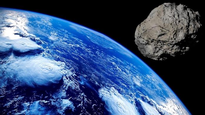 Un'immagine che ritrae un meteorite (a destra) e il pianeta Terra (a sinistra)