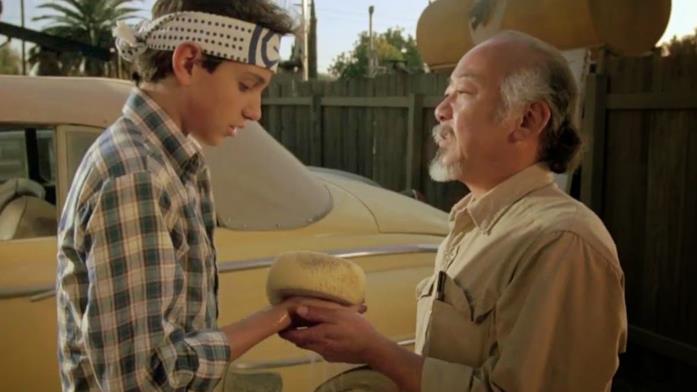 Daniel-San e il maestro MIyagi Ralph Macchio e Pat Morita in una scena del film