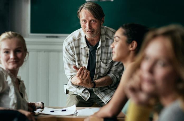 Mads Mikkelsen nel ruolo di insegnante