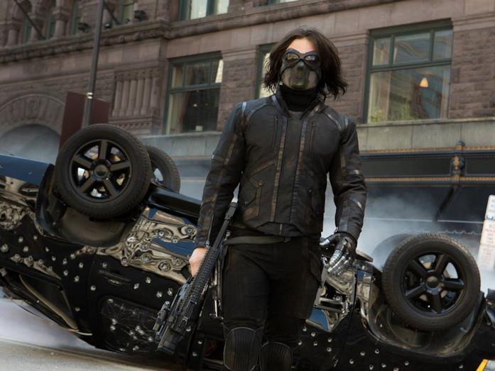 Bucky emerge come il Soldato d'Inverno pronto all'azione Sebastian Stan nei panni del Soldato d'Inverno in Captain America: The Winter Soldier