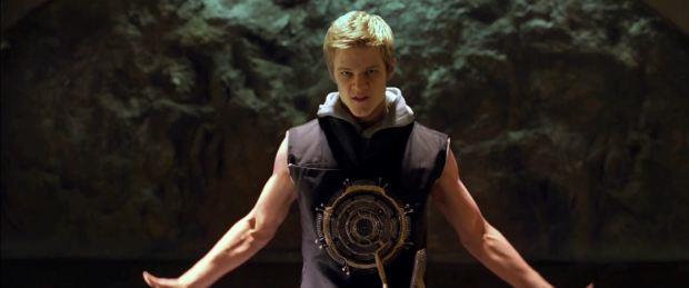 Havok - Lucas Till Havok in una scena del film