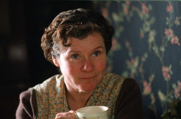 Imelda Staunton in una scena del film Il segreto di Vera Drake
