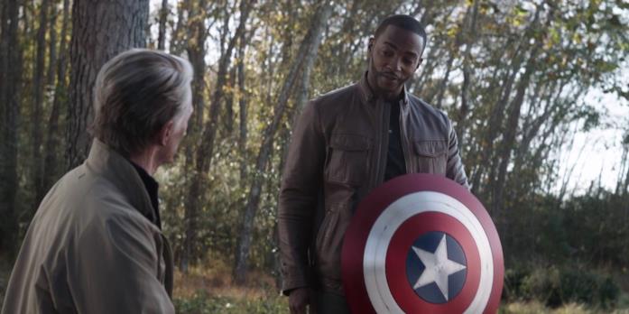 Captain America è invecchiato nell'ultima scena di Endgame Captain America cede il suo scudo a Falcon in Avengers: Endgame