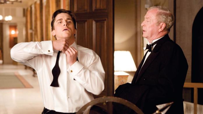 Christian Bale è Batman Bruce Wayne e Alfred il maggiordomo