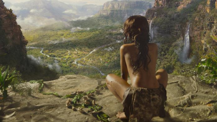 Mowgli - Il figlio della giungla, da ottobre nelle sale italiane Rohan Chand di spalle osserva la giungla in una scena del film