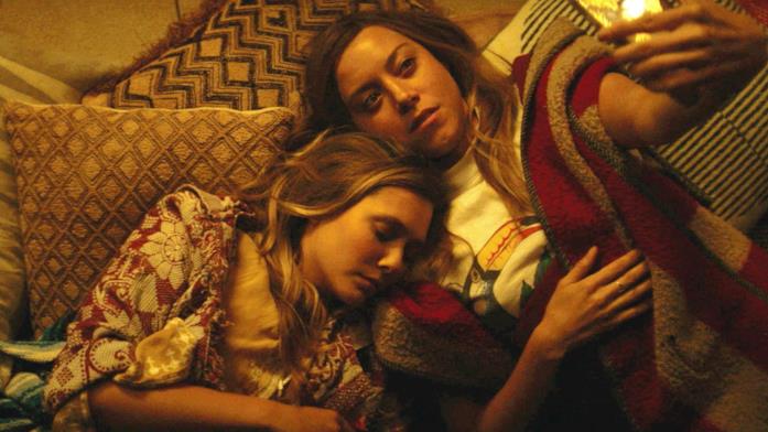 Elizabeth Olsen e Aubrey Plaza in una scena di Ingrid va a ovest Elizabeth Olsen e Aubrey Plaza abbracciate