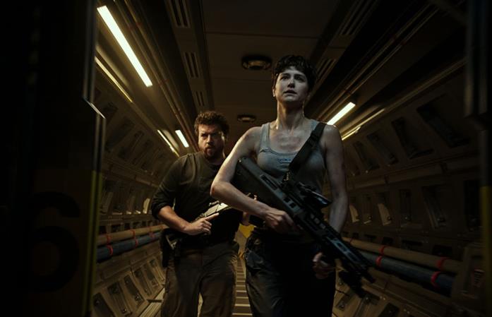 Tennessee Faris e Daniels in una scena di Alien: Covenant Una sequenza di Alien: Covenant con Tennessee Faris e Daniels
