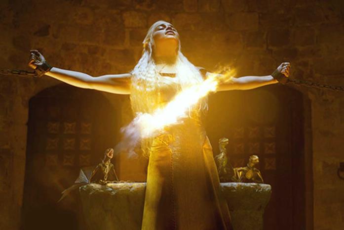 Daenerys tra le fiamme dei suoi draghi Un'immagine di Game of Thrones con Emilia Clarke